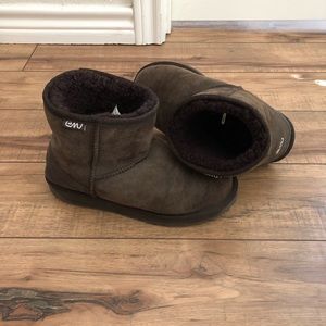Short sheepskin boots
